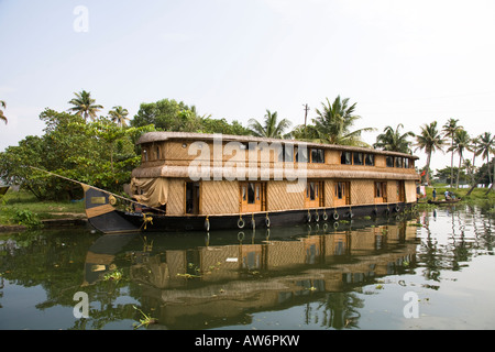 Un Vallam Kettu péniche amarré sur le fleuve, près de Alleppey, Kerala, Inde Banque D'Images