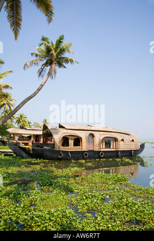 Un Vallam Kettu péniche amarré sur le fleuve, Alleppey, Kerala, Inde Banque D'Images