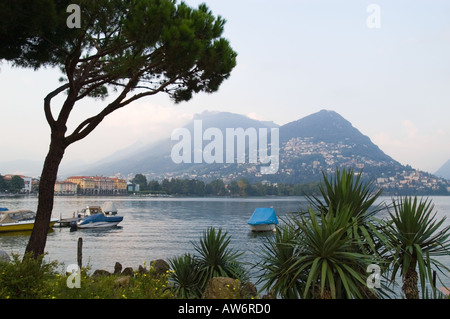 Vue de Lugano, en Suisse, à partir de la promenade au bord du lac. Banque D'Images