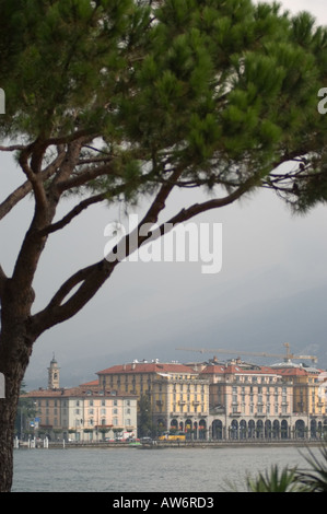 Vue sur le centre-ville à partir de la promenade au bord du lac de Lugano, Suisse. Banque D'Images