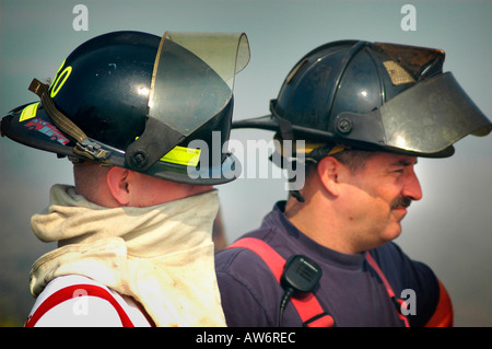 Pompiers lutter contre un feu de brousse dans la région d'Atlanta avec l'eau et l'équipement de sécurité du Nord, la Géorgie Banque D'Images