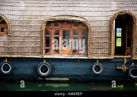 Un Vallam Kettu péniche sur le fleuve, mares, près de Kuttanad Alleppey, Kerala, Inde Banque D'Images