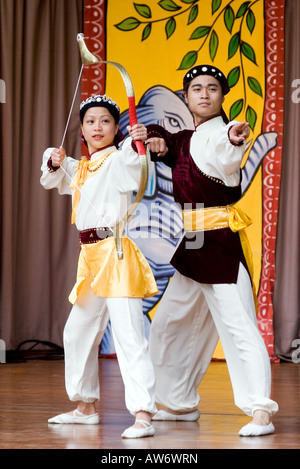 La danse et l'opéra chinois traditionnel effectué au centre de Londres Banque D'Images