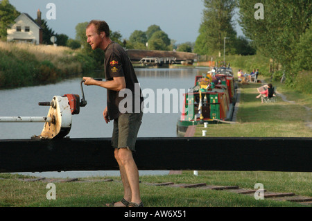 L'écluse du bobinage de l'homme sur un verrou sur le Kennet and Avon Canal près de Crofton UK Banque D'Images