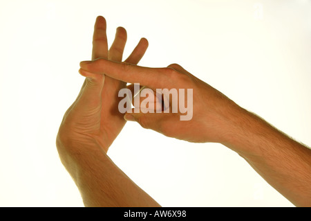 Young caucasian man's hands démontrant la British sign pour la lettre A sur un fond blanc. Banque D'Images