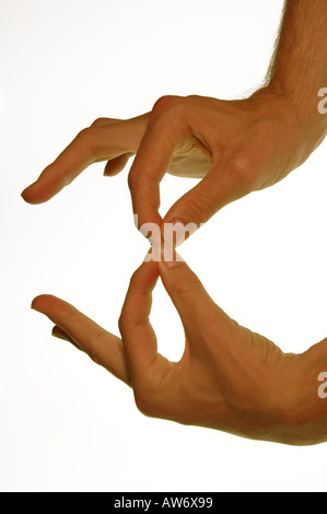 Young caucasian man's hands démontrant la British sign pour la lettre B sur un fond blanc. Banque D'Images