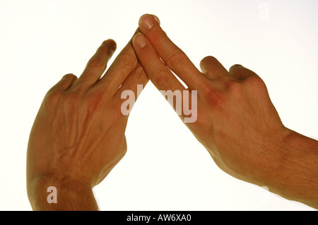 Young caucasian man's hands démontrant la British sign pour la lettre F sur un fond blanc. Banque D'Images