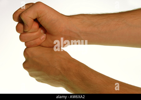 Young caucasian man's hands démontrant la British sign pour la lettre G sur un fond blanc. Banque D'Images