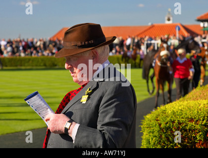 L'étude de l'homme la forme dans la parade à Newmarket Banque D'Images