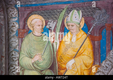 Bressanone, Trentino-Alto Adige, Italie. Détail de fresque au plafond coloré dans le cloître de la cathédrale. Banque D'Images