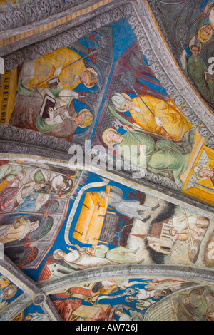 Bressanone, Trentino-Alto Adige, Italie. Fresque au plafond coloré dans le cloître de la cathédrale. Banque D'Images