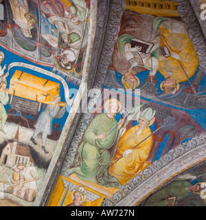 Bressanone, Trentino-Alto Adige, Italie. Fresque au plafond coloré dans le cloître de la cathédrale. Banque D'Images