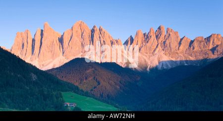 Santa Maddalena, Val di Funes, Trentino-Alto Adige, Italie. Les pics Odle au coucher du soleil. Banque D'Images