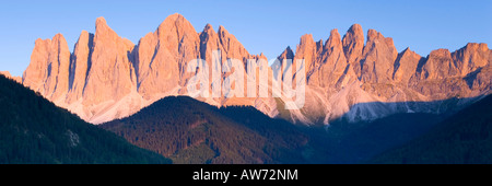 Santa Maddalena, Val di Funes, Trentino-Alto Adige, Italie. Les pics Odle au coucher du soleil. Banque D'Images