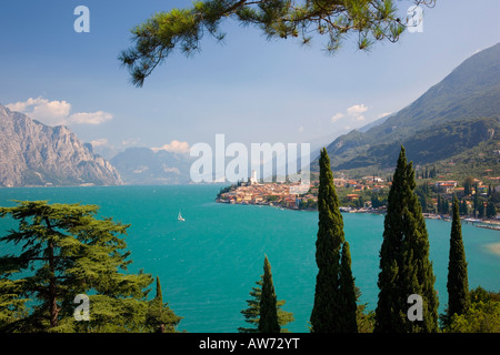 Malcesine, Veneto, Italie. Vue sur le village à travers les eaux turquoise du lac de Garde. Banque D'Images