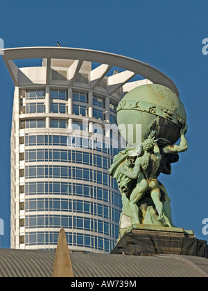 Statue d'Héraclès portant le globe sur le toit de la gare principale de Francfort avec Westendtower Kronenhochhaus Banque D'Images