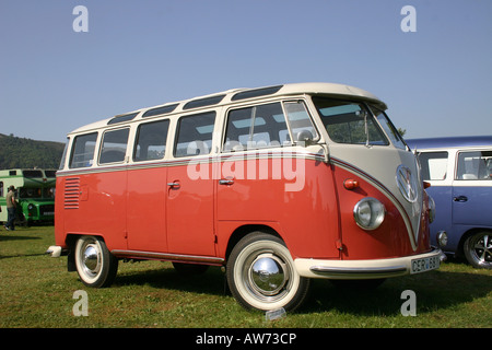 Le bus Volkswagen Kombi le camping-car est un véhicule utilitaire qui a atteint à la fois classique et le statut de culte au cours de sa production Banque D'Images