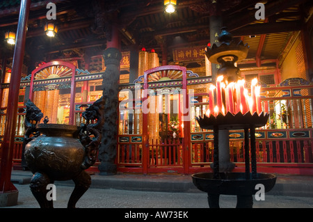 Stock photo de bougies et d'un encens pot au Temple de Longshan à Taipei Taiwan Banque D'Images