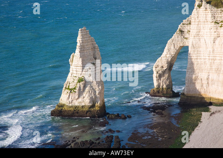 Etretat, Normandie, France. Vue de l'aiguille et la falaise d'aval à partir de la falaise rocheuse au-dessus. Banque D'Images