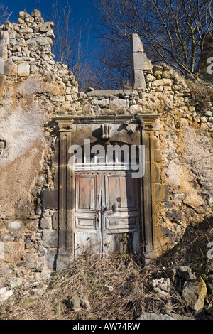 Une maison en ruine à Murol (Puy de Dôme - France). Maison en ruine à Murol (Puy-de-Dôme - France). Banque D'Images