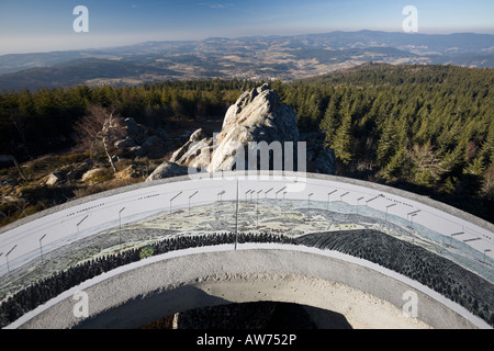 Pierre de Volvic un indicateur de point de vue, sur la Pierre Pamole (France). Table d'orientation en pierre de Volvic (France). Banque D'Images