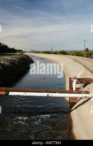 Canal d'Irrigation de Gould le comté de Fresno en Californie Banque D'Images