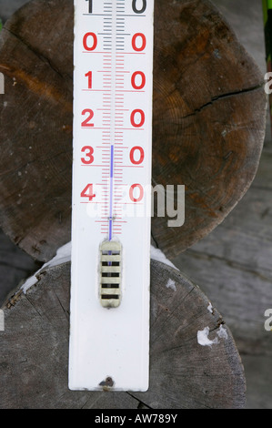 Un thermomètre indiquant une température de moins 25 degrés Celsius près de Saariselka Finlande du Nord Banque D'Images
