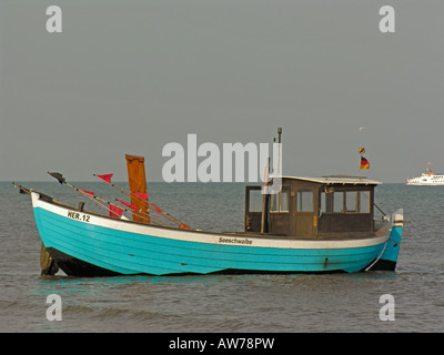 Bateau de pêche hooker Retour de pêche visite retour à la plage de l'île de Usedom Heringsdorf Allemagne Banque D'Images