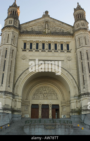 Porche de l'Basilca de sainte Thérèse de l'Lisiuex, Normandie, France Banque D'Images