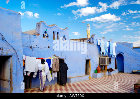 Les femmes nubiennes hanging out leur lavage dans un règlement nubien sur la rive ouest d'Assouan, Egypte , Banque D'Images