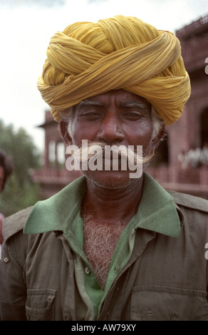 Homme portant un turban jaune du Rajasthan Jodhpur , Inde , Banque D'Images