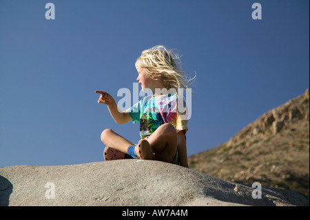 Au sommet d'une fille rock Mission Trails Park, San Diego, California, USA Banque D'Images