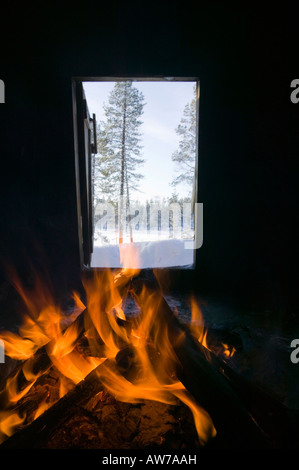 Un réchauffement de la Fire dans un refuge de montagne dans le Parc National Urho Kehkkosen près de Houston Le nord de la Finlande Banque D'Images