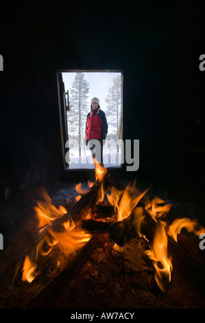 Un réchauffement de la Fire dans un refuge de montagne dans le Parc National Urho Kehkkosen près de Houston Le nord de la Finlande Banque D'Images