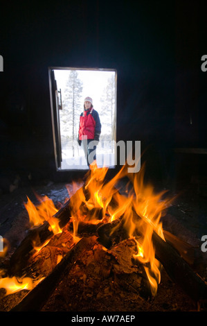 Un réchauffement de la Fire dans un refuge de montagne dans le Parc National Urho Kehkkosen près de Houston Le nord de la Finlande Banque D'Images