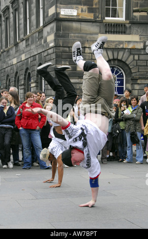 Les voisins musicaux de jeunes/Street dancing pour les foules sur les rues de la ville Banque D'Images