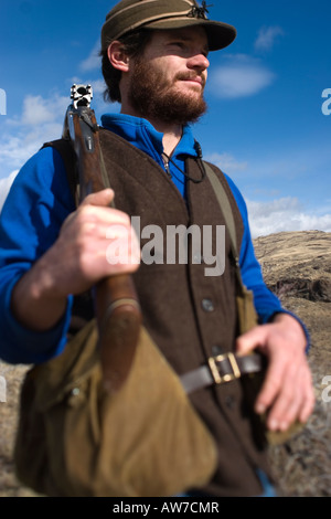 L'homme pour la chasse aux oiseaux des hautes terres Alectoris chukar, New York, (MR). Banque D'Images