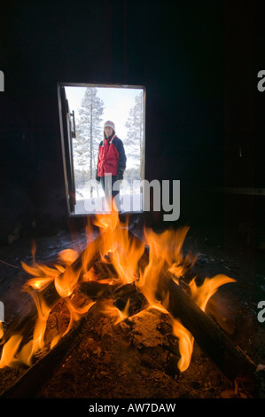 Un réchauffement de la Fire dans un refuge de montagne dans le Parc National Urho Kehkkosen près de Houston Le nord de la Finlande Banque D'Images