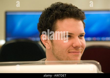 Young male University college student working on ordinateur Apple. Banque D'Images