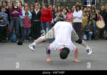 Jeunes Rue Rue/Pause pour danser les foules sur les rues de la ville Banque D'Images