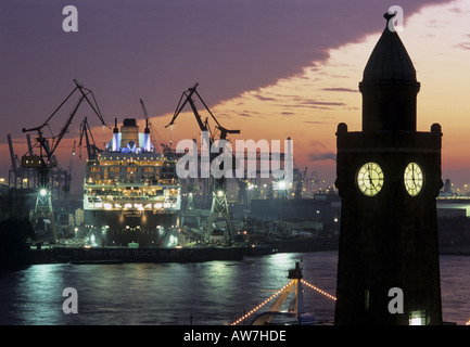 17 Dock et le Queen Mary 2, Hambourg Banque D'Images