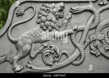 Le Lion combattant le serpent. Détail du chariot de canon du Tsar Cannon (Tsar Pushka) au Kremlin de Moscou, Russie Banque D'Images