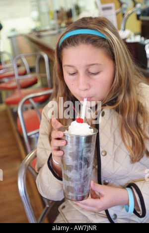 USA Cumberland MD girl ayant un milkshake maltée à la Ville Reine Creamery Deli Deli a la une 1940 s style soda fountain Banque D'Images