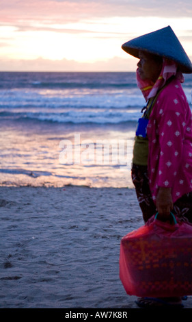 Woman In Hat local sur Kuta Beach Bali Indonésie Au coucher du soleil Banque D'Images