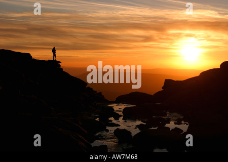 Coucher du soleil sur le Scoutisme au-dessus de Kinder Kinder chute, parc national de Peak District. Banque D'Images