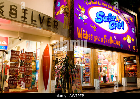 Surfer Girl Shop la nuit dans le centre ville  de Kuta  