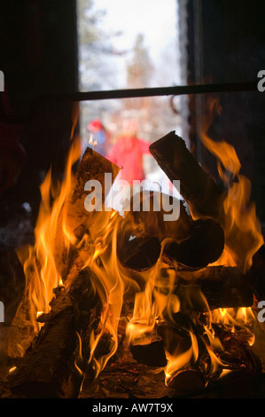 Un réchauffement de la Fire dans un refuge de montagne dans le Parc National Urho Kehkkosen près de Houston Le nord de la Finlande Banque D'Images