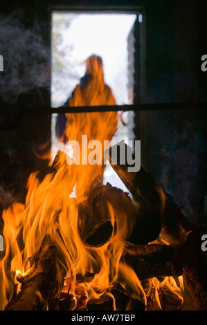 Un réchauffement de la Fire dans un refuge de montagne dans le Parc National Urho Kehkkosen près de Houston Le nord de la Finlande Banque D'Images