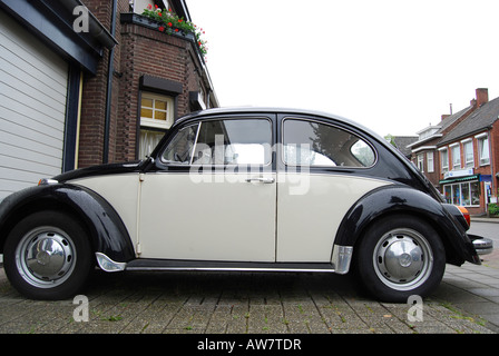 Années 50 VW Coccinelle garée dans l'allée d'une maison Banque D'Images