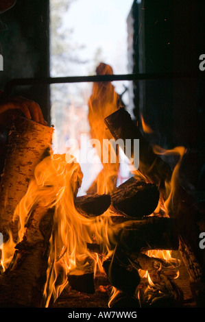 Un réchauffement de la Fire dans un refuge de montagne dans le Parc National Urho Kehkkosen près de Houston Le nord de la Finlande Banque D'Images